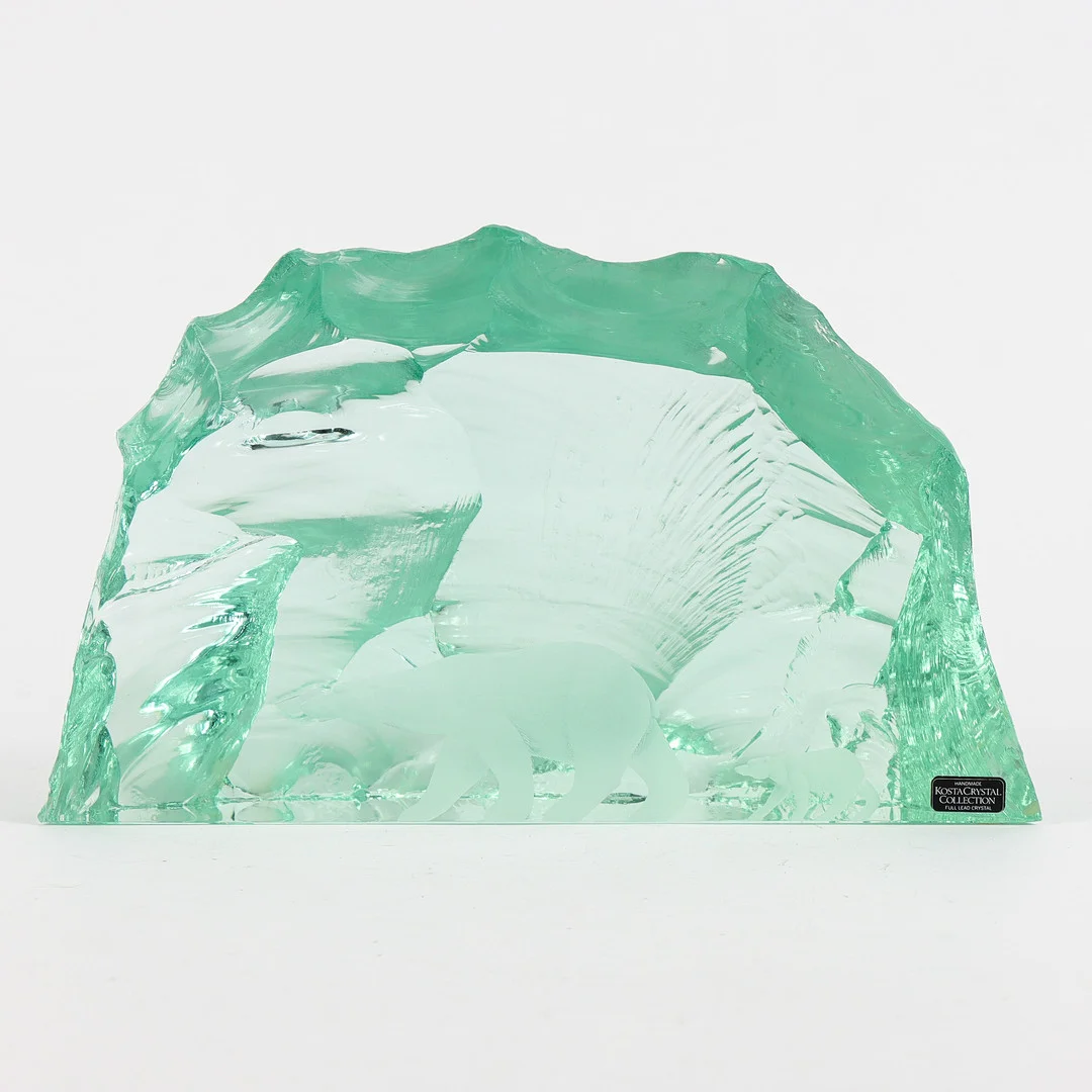 VICKE LINDSTRAND. Glasskulptur, med dekor av isbjörnar, Kosta. — Art glass — Karlstad Hammarö Auktionsverk