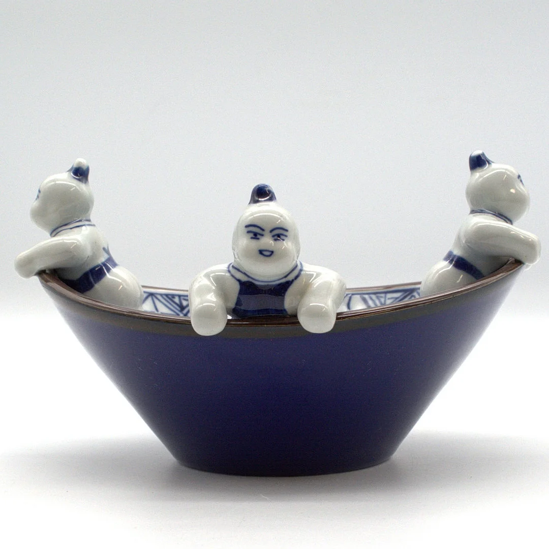 VINTAGE PORZELANSCHALE AUS CHINA MIT JUNGEN (KARAKO). — Ceramics & Porcelain — Kunst- und Auktionshaus Kleinhenz