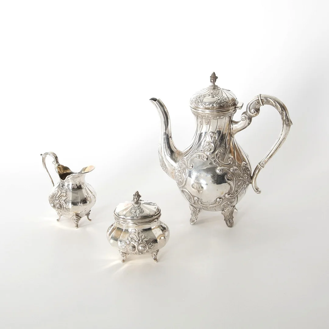 KAFFESET I SILVER, 3 delar, Kaffekanna, gräddkanna och sockerskål. — Silver — Auktionsverket Engelholm