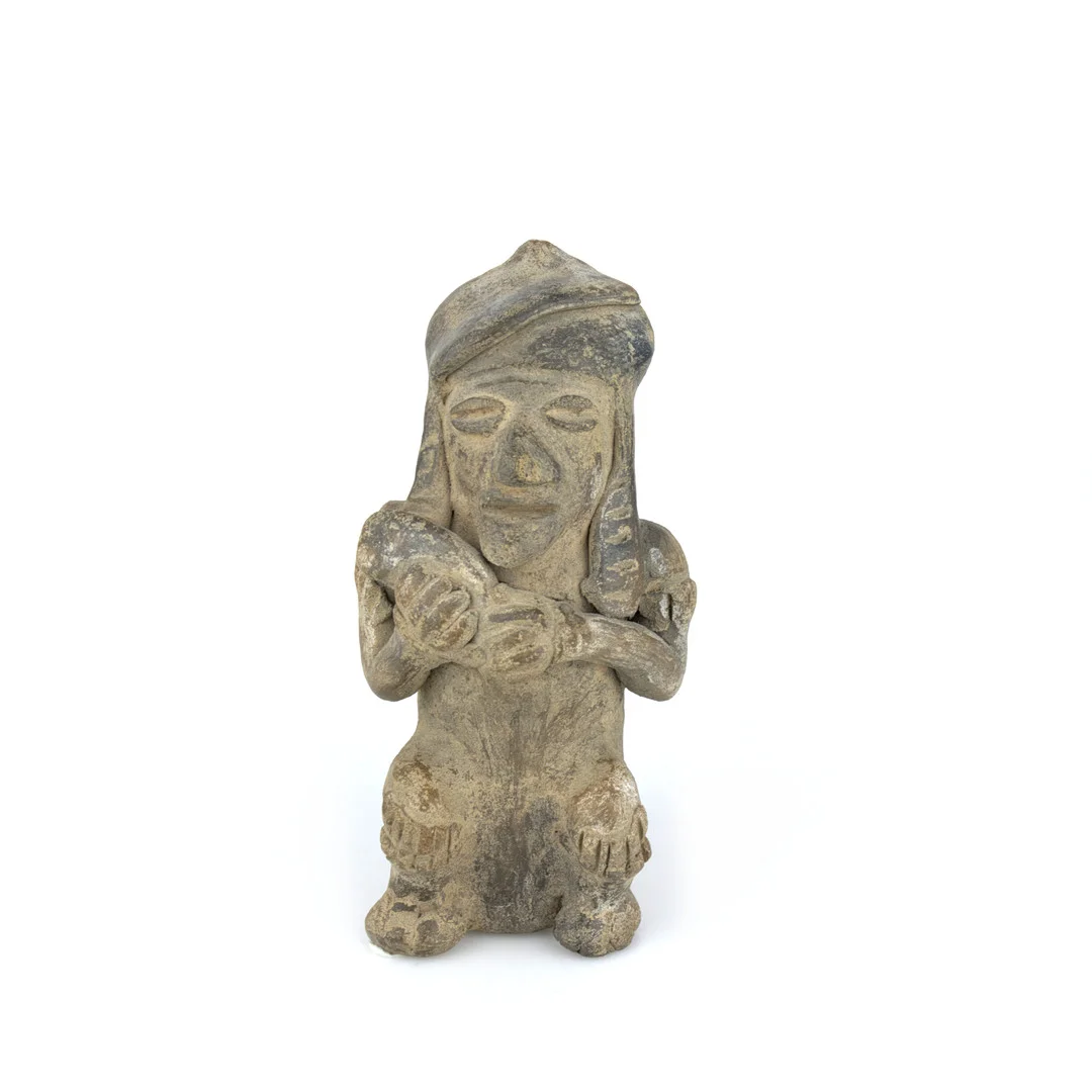 SKULPTUR, sittande person, stengods, sannolikt reproduktion, Colombia. — Sculptures & Bronzes — Höganäs Auktionsverk