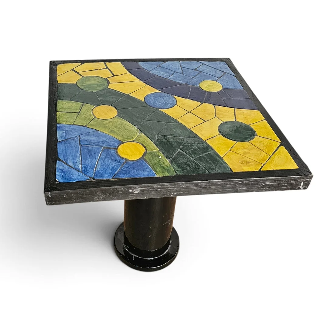 Mesita auxiliar en madera negra y mosaico a modo de sobre. — Tables — Arce Auctions