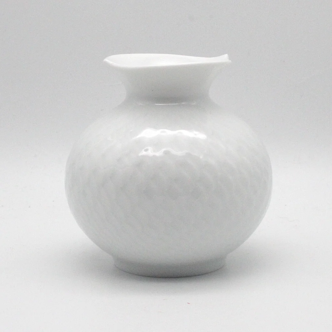 MEISSEN VASE MIT RELIEF, FORM "WELLENSPIEL RELIEF", WEISS, H 9 CM, 1. WAHL, NEU MIT OVP. — European — Kunst- und Auktionshaus Kleinhenz