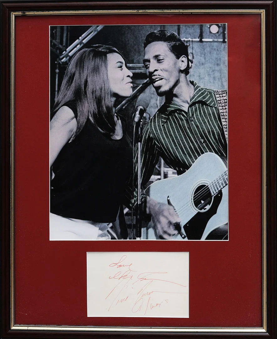 AUTOGRAFER. IKE TURNER (1931-2007) & TINA TURNER (1939-2023). AMERIKANSKT SÅNGARPAR. — Autographs & Manuscripts — Crafoord Auktioner Lund