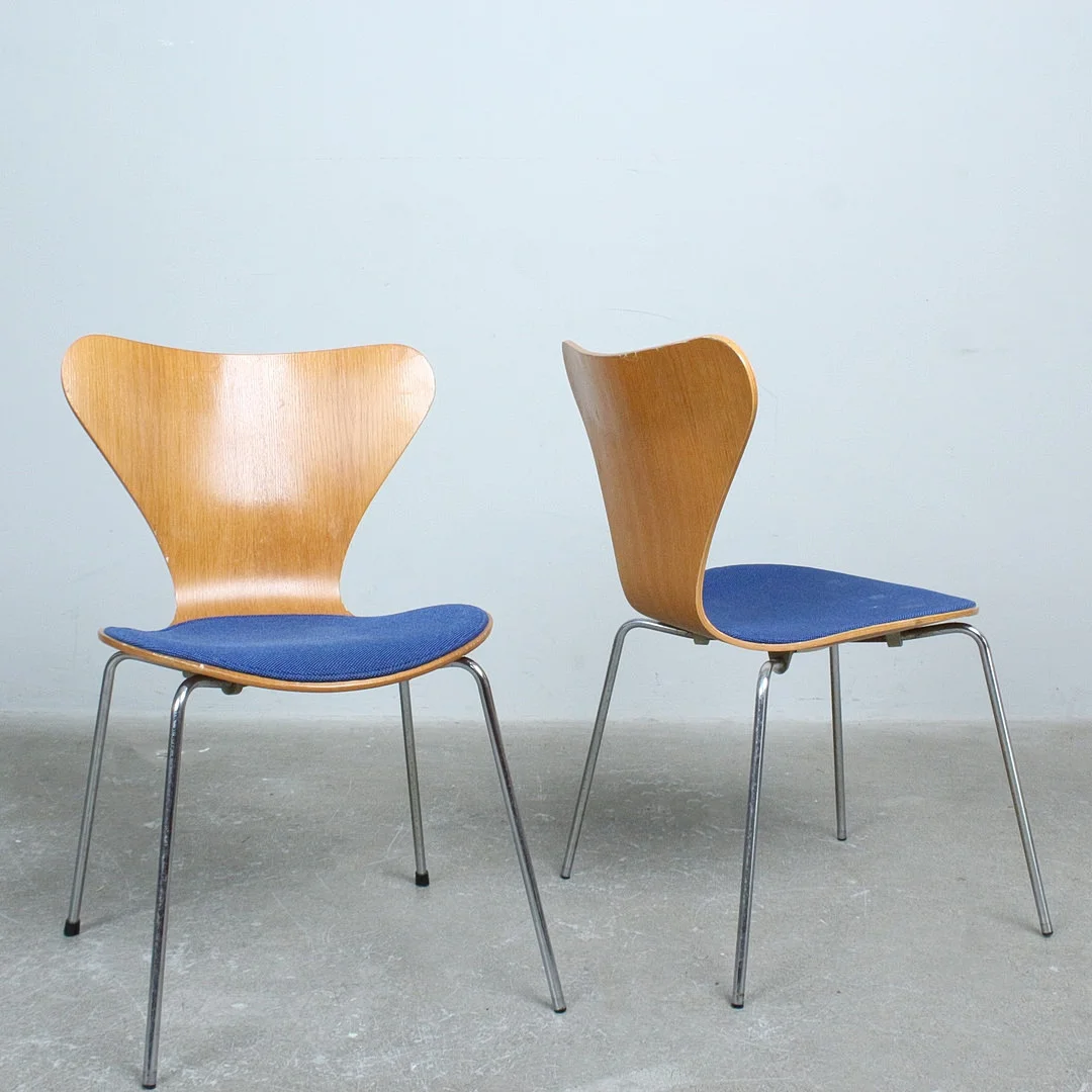 ARNE JACOBSEN. für Fritz Hansen. Paar Stühle, Modell '3107', Buche, Dänemark, 1982. — Armchairs & Chairs — Stockholms Auktionsverk Düsseldorf/Neuss