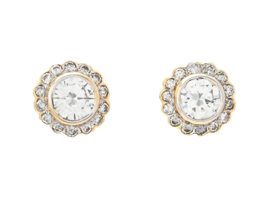 CARMOSÉÖRHÄNGEN, 18K guld, briljantslipade diamanter ca 0,40 ctv, ca W/VS, 28 briljantslipade diamanter ca 0,15 ctv, diameter 6,8 mm, vikt 2,3 g, stift. — Smycken/Pärlörhängen — Kaplans