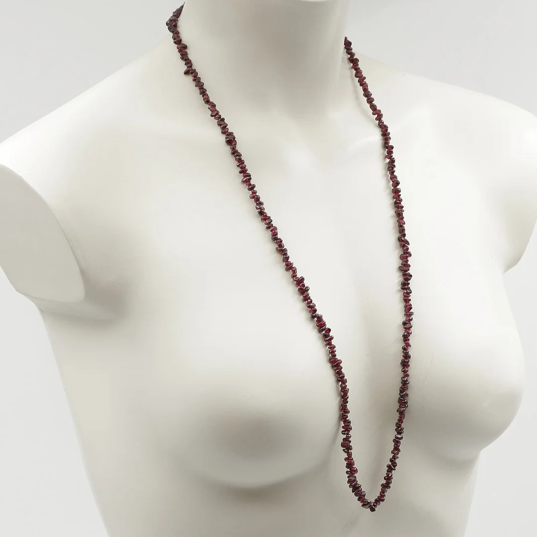 HALSBAND MED RÖD/RÖD VIOLETTA GRANATER (84cm). — Jewellery — Auktionskammaren Sydost Kalmar