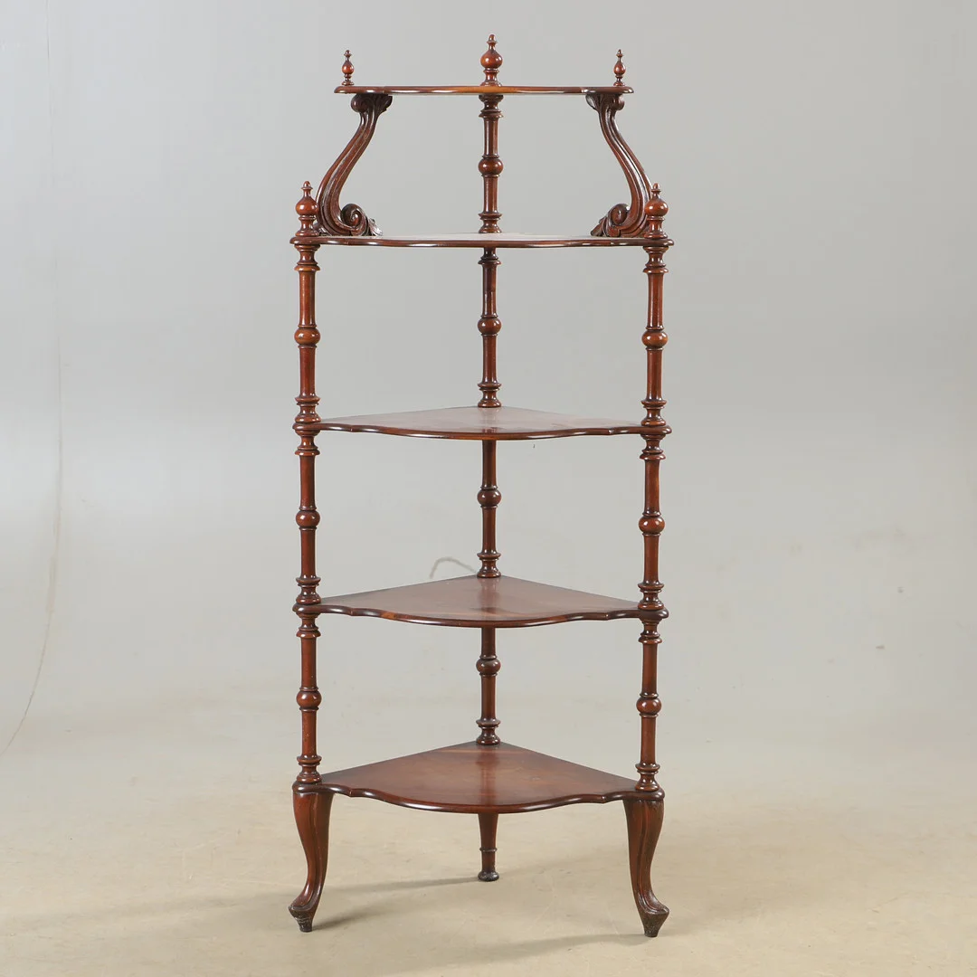 ETIENNEHYLLA, Hörnhylla, 5 hyllplan, mahogny, 1900-tal. — Cupboards, Cabinets & Shelves — Helsingborgs Auktionskammare