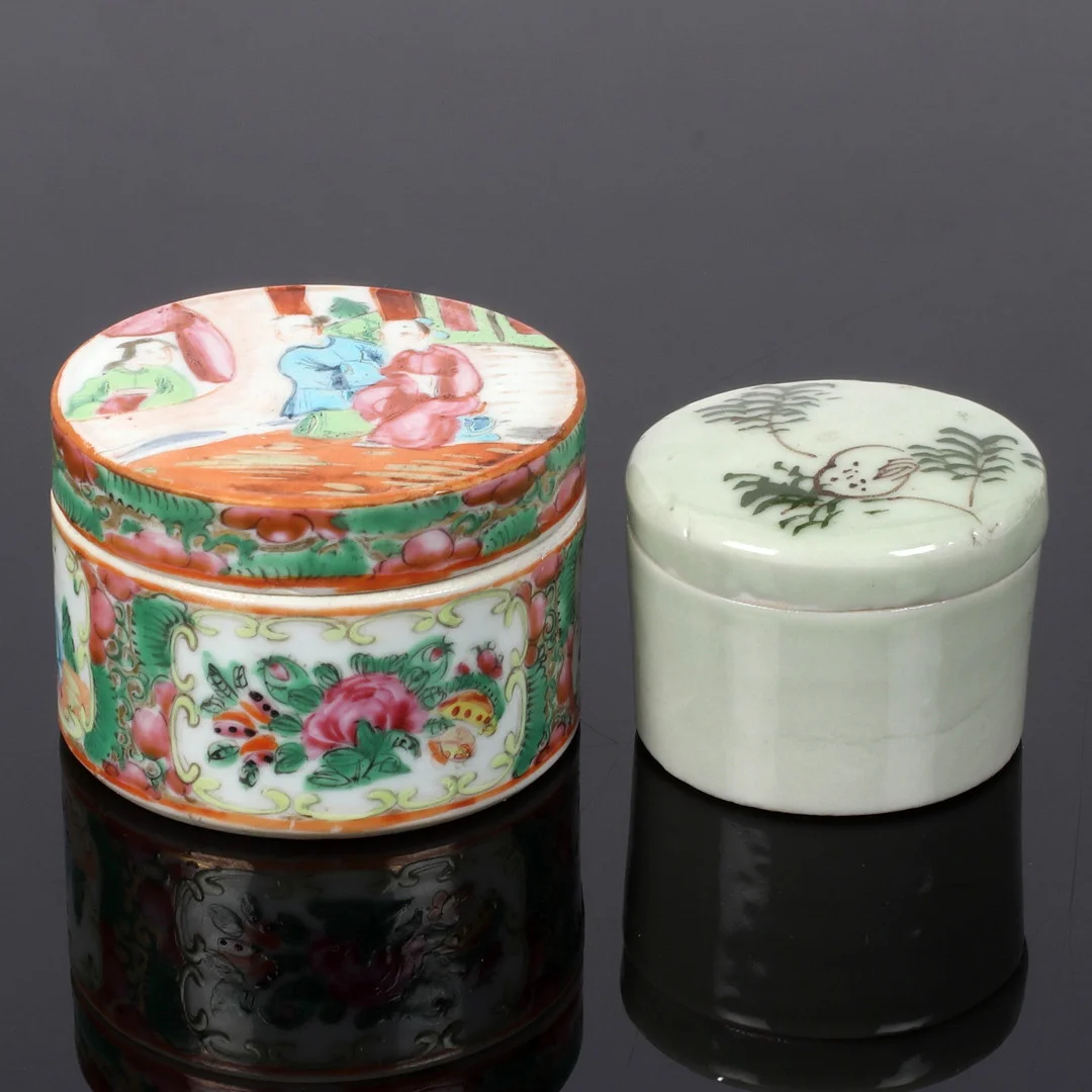 DOSOR, 2 st, porslin, Kina, 1900-tal. — Ceramics & Porcelain — Stadsauktion Sundsvall