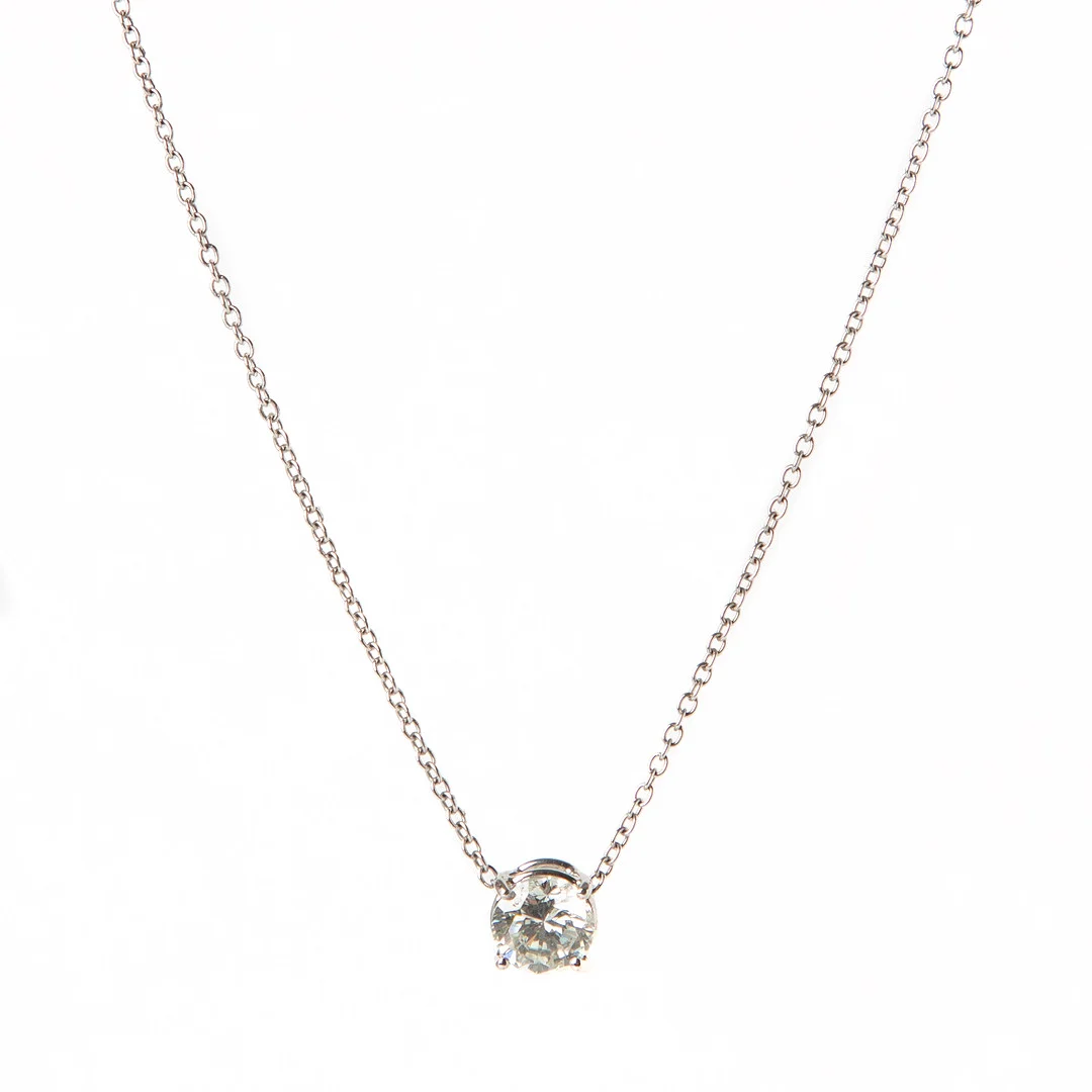 HÄNGE, 18K vitguld med briljantslipad diamant 1.01 ct. — Brooches & Pendants — Stockholms Auktionsverk Göteborg