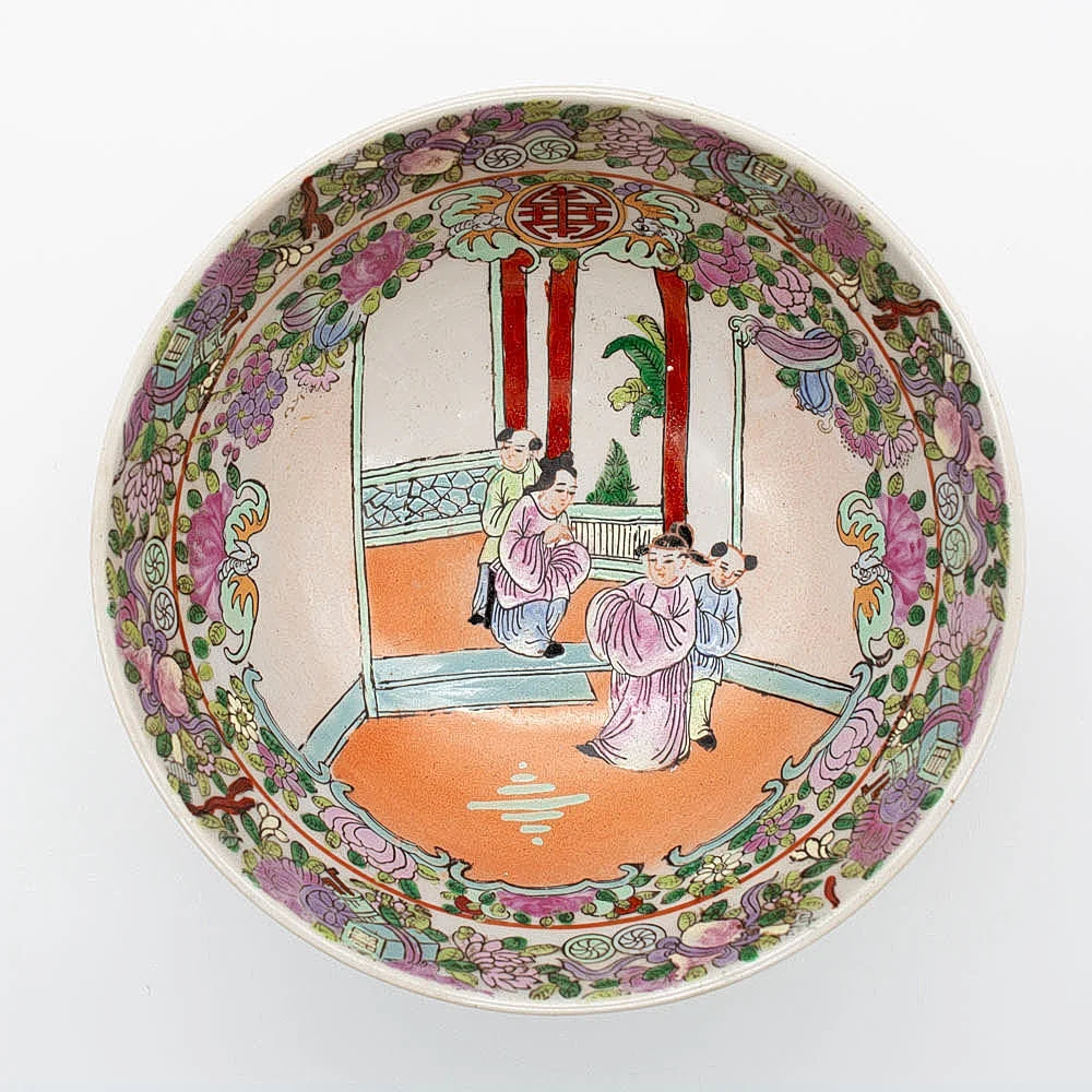 ASIATISCHE SCHALE, ROSE KANTON, PORZELLAN, FARBIG GEFASST, FIGÜRLICHE SZENE MIT BLUMEN- UND VÖGEL, CHINA, UM 1950. — Ceramics & Porcelain — Kunst- und Auktionshaus Kleinhenz