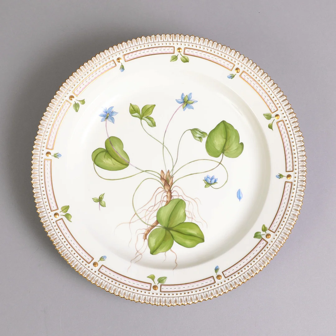 ROYAL COPENHAGEN. "Flora Danica", rundt fad af porcelæn nr. 20/3524, "Anemone Hepatica L.". — European — Bidstrup Auktioner