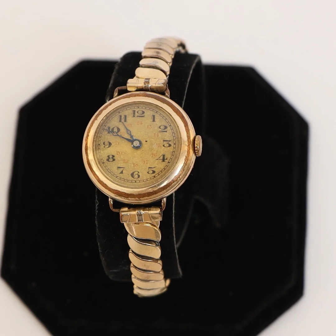 DAMARMBANDSUR, 1900-talets första hälft, förgylld boett, förgyllt stålarmband. — Wristwatches — Falun Auktionsbyrå