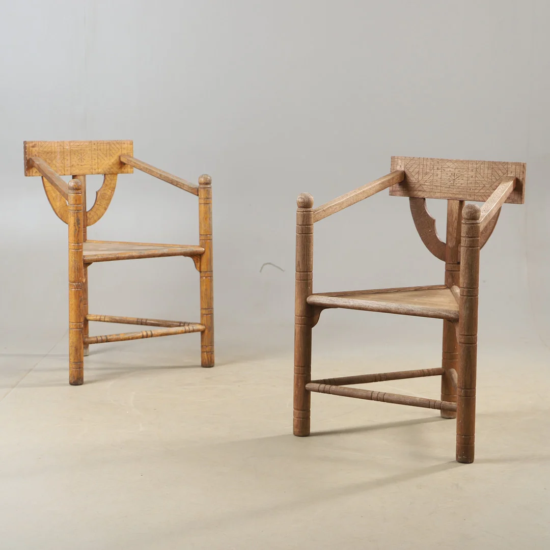 KARMSTOLAR, 1 par, s. k. munkstol, ek, 1900-tal. — Armchairs & Chairs — Helsingborgs Auktionskammare