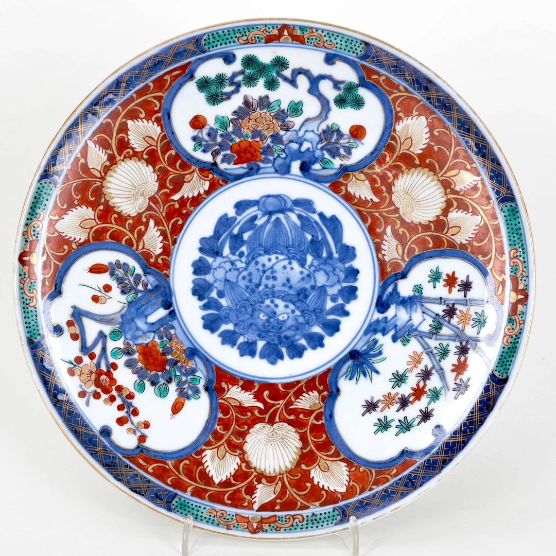 Imari-Flachteller, Wanli-Marke, Japan, 19. Jh. — Ceramics & Porcelain — Stockholms Auktionsverk Hamburg