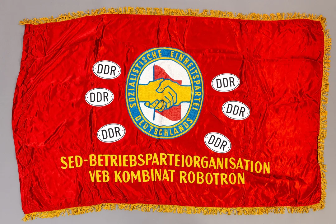 EHRENBANNER. Flagge der Sozialistischen Einheitspartei Betriebsparteiorganisation-VEB Kombinat Robotron Seit 1969 bis 1990. — Advertising & Signs — Stockholms Auktionsverk Hamburg