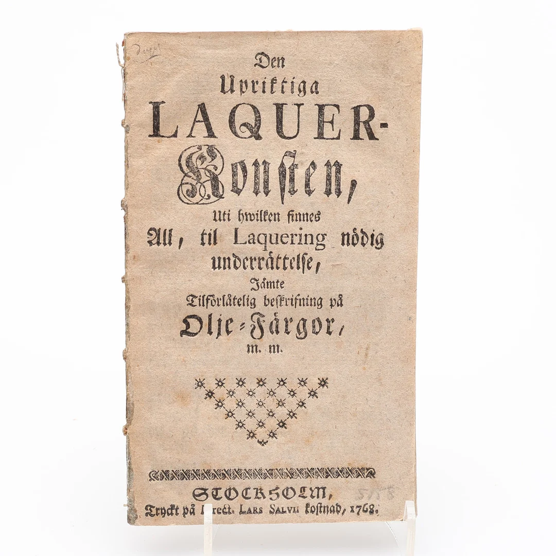LACKERING. DEN UPRIKTIGA LAQUER-KONSTEN, UTI HWILKEN FINNES ALL, TIL LAQUERING NÖDIG UNDERRÄTTELSE, JÄMTE TILFÖRLÅTELIG BESKRIFNING PÅ OLJE-FÄRGOR, M.M. 1768. — Books — Crafoord Auktioner Lund