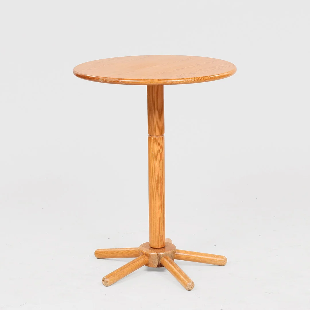 Rundt lampebord af massivt fyrretræ med femstjernet fod, dansk eller svensk møbelproducent, 1960/70'erne. — Tables — Palsgaard Kunstauktioner