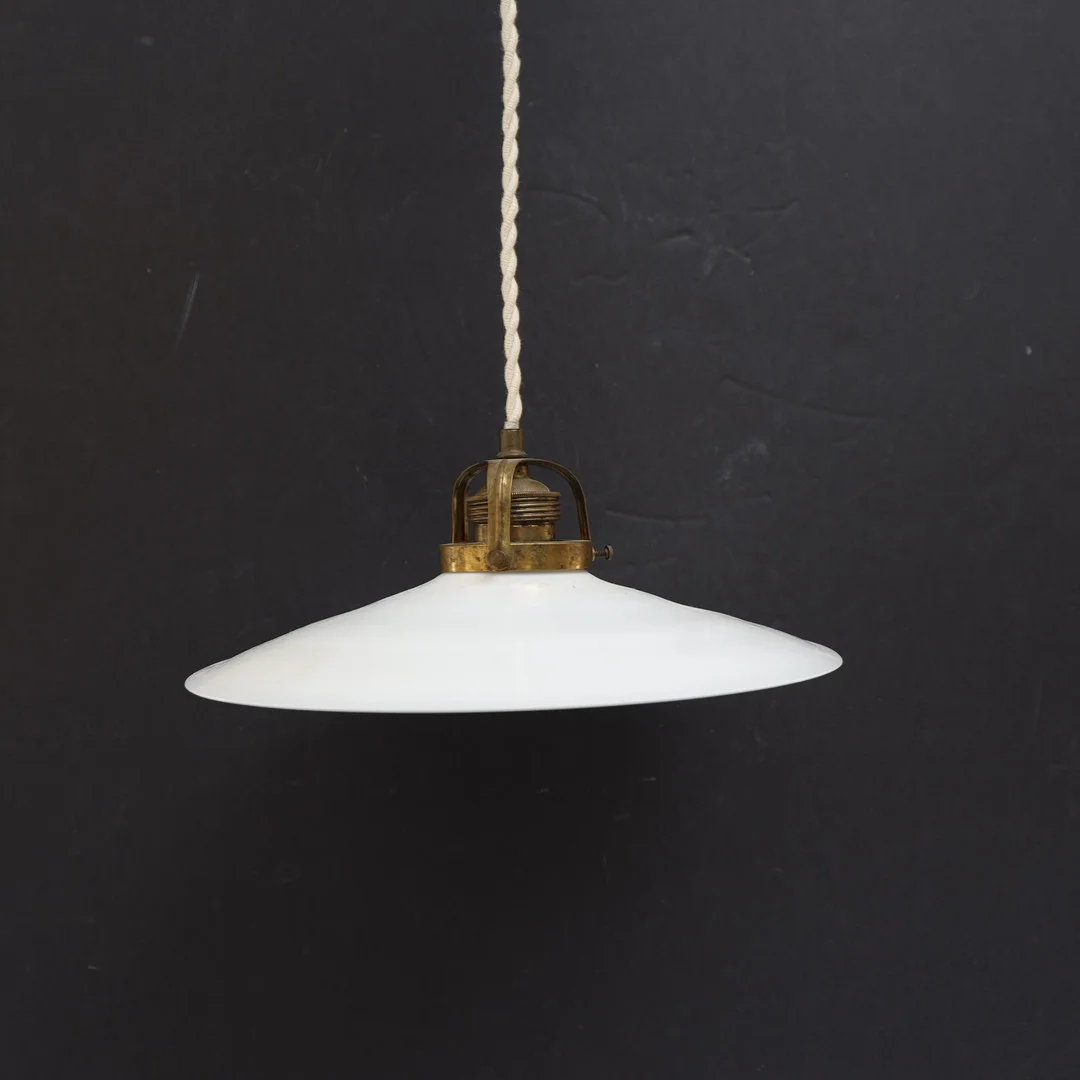 SKOMAKARLAMPA, 1900-talets första hälft, munblåst skärm i glas, fäste i mässing. — Ceiling lights — Falun Auktionsbyrå
