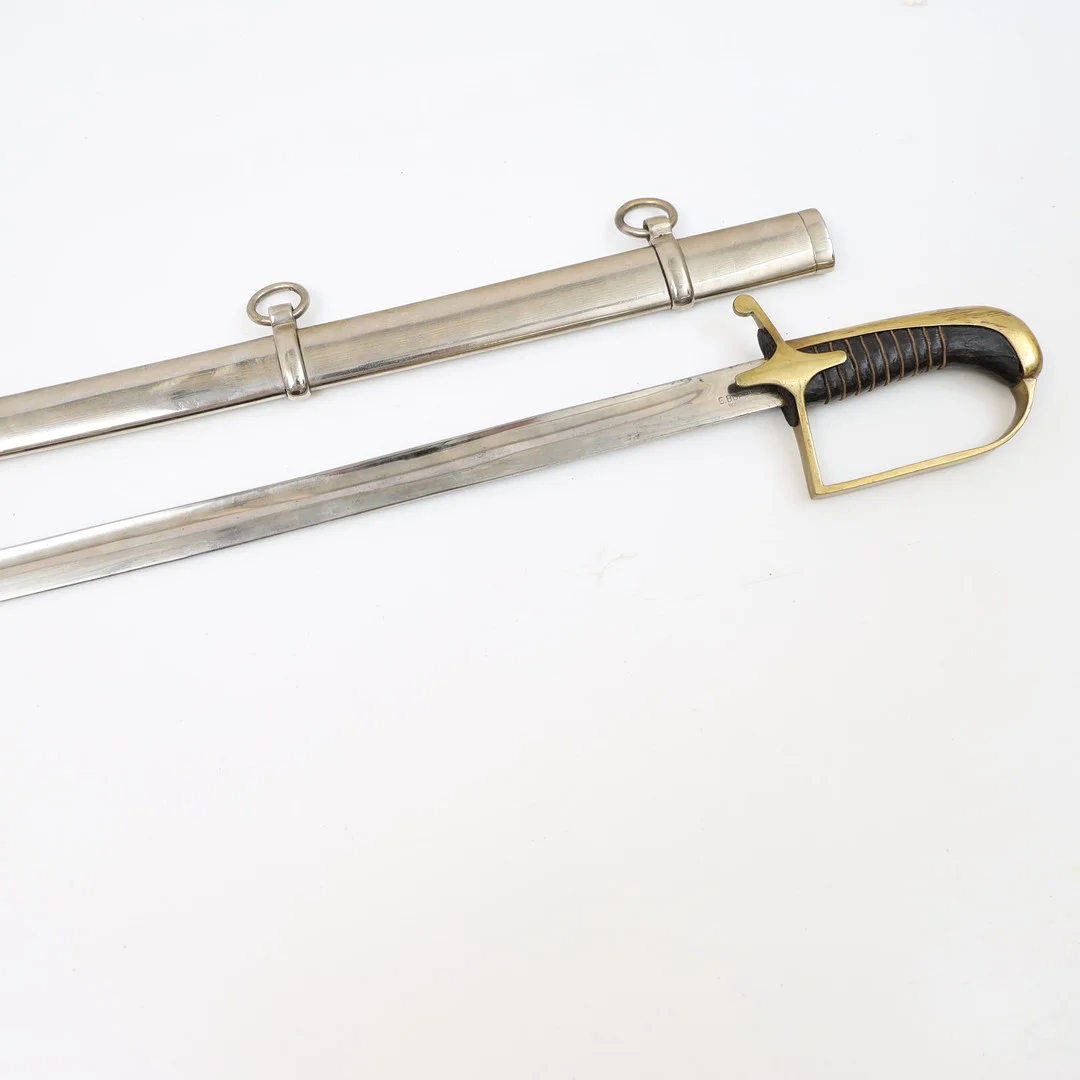 PARADSABEL, för polsk kavalleriofficer, modell 1921/22, handtag av mässing, blad av stål med etsad dekor, stämplad G. Borowski, Warszawa. — Edged weapons — Falun Auktionsbyrå
