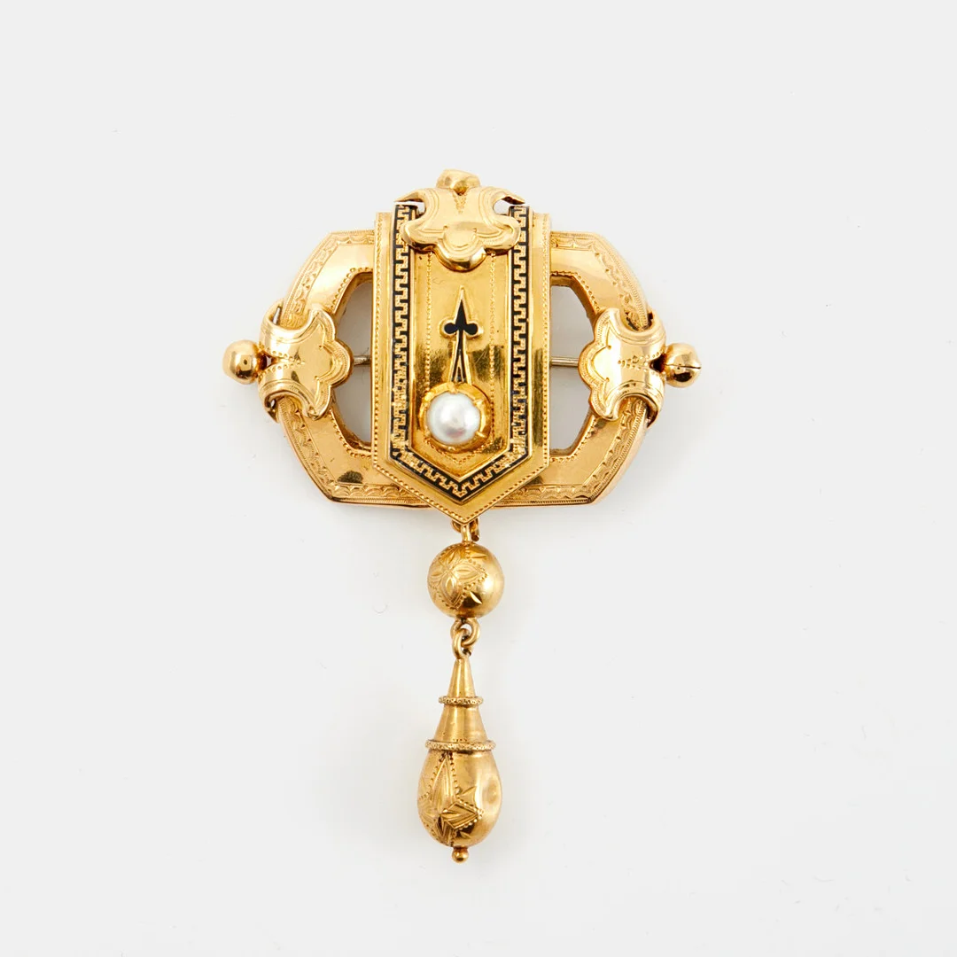 HÄNGE/BROSCH, 18 k guld, 1 odlad saltvattenspärla, svart emaljdekor, Gustaf Dahlgren & Co, Malmö 1867, graverad dekor, behängd med kläpp, hårgömma bakom mittdekor. — Brooches & Pendants — Stockholms Auktionsverk Sickla