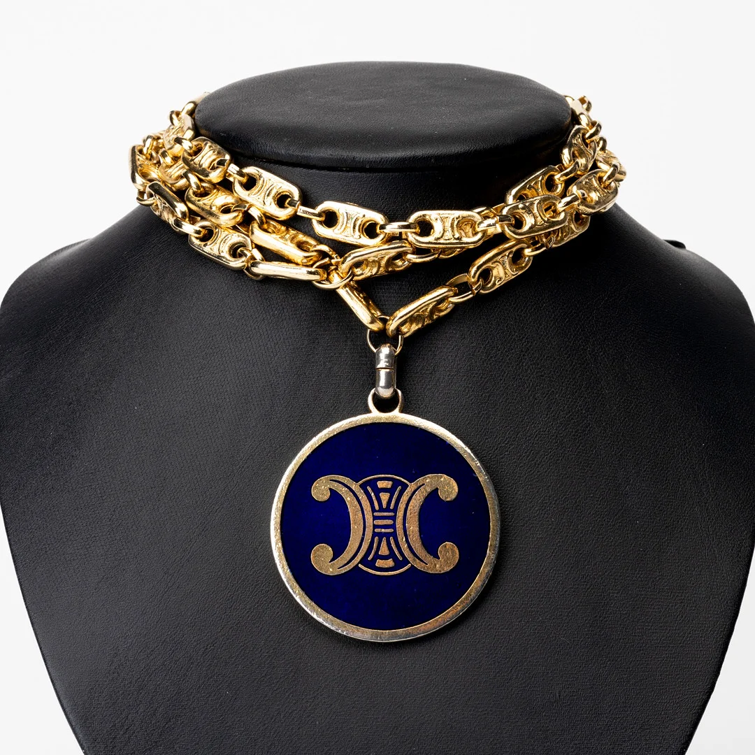 CELINE. Collier och Hänge med logga, guldplätterad metall och emalj, Paris, Frankrike. — Vintage & Designer Fashion — Auktionshuset Kolonn