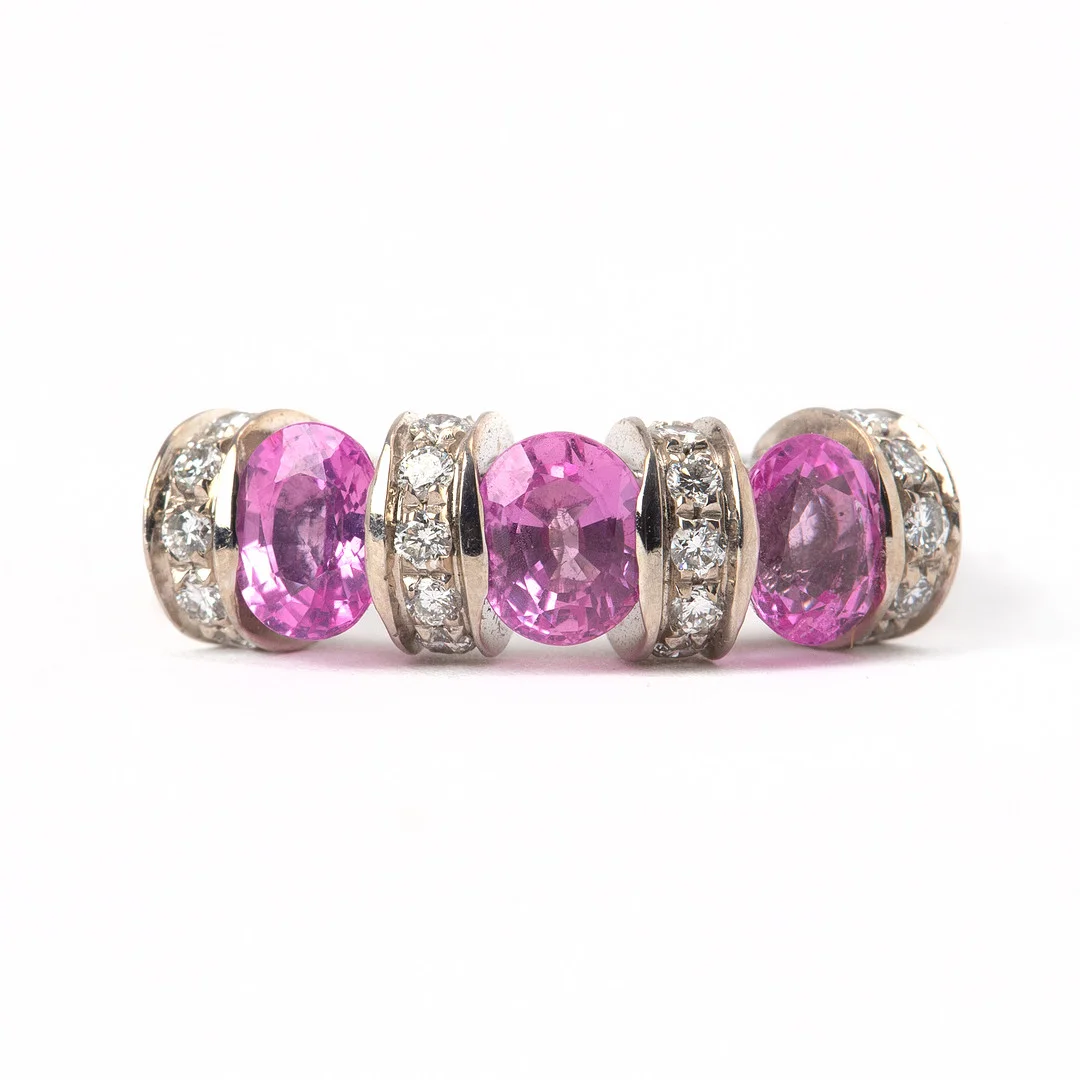 RING, 18K vitguld med briljantslipade diamanter, totalt ca 0.50 ct samt rosa safirer totalt ca2.00 ct. — Rings — Stockholms Auktionsverk Göteborg