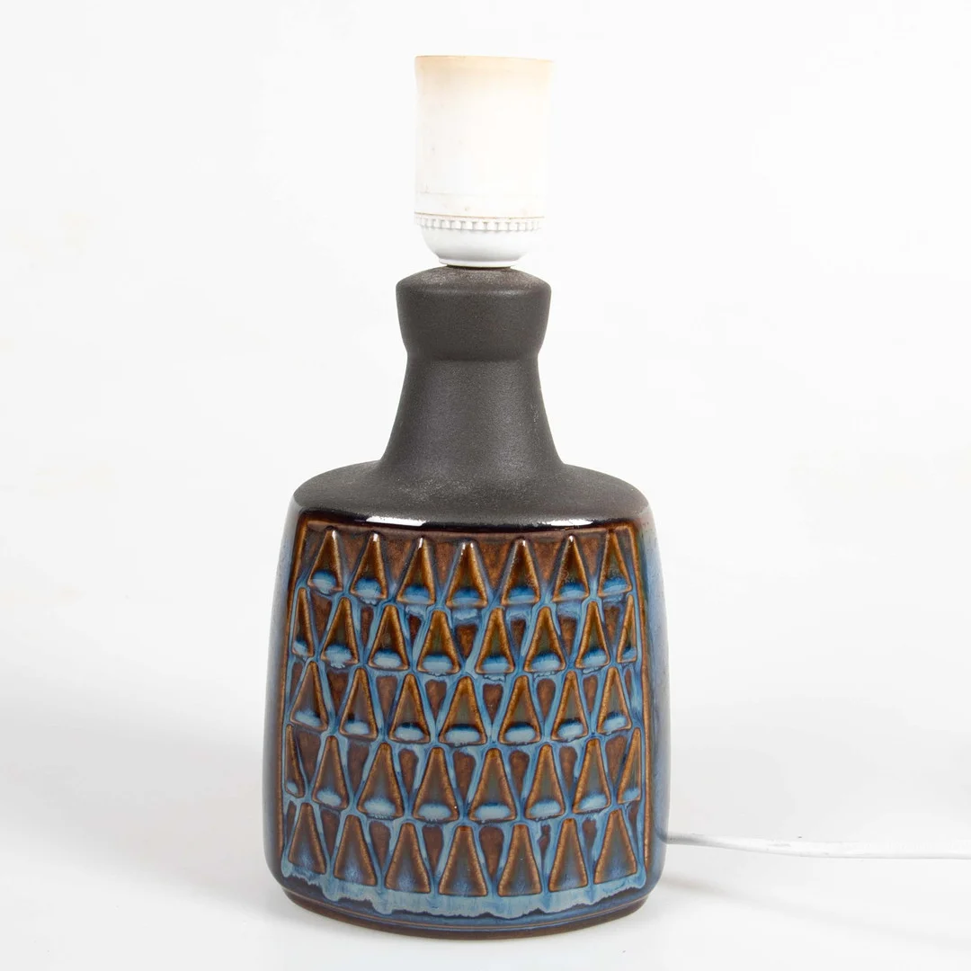 EINAR JOHANSEN. För Søholm. Blåglaserad bordslampa i stengods, Bornholm, Danmark, 1950/60-tal. — Table Lamps — Laholms Auktionskammare