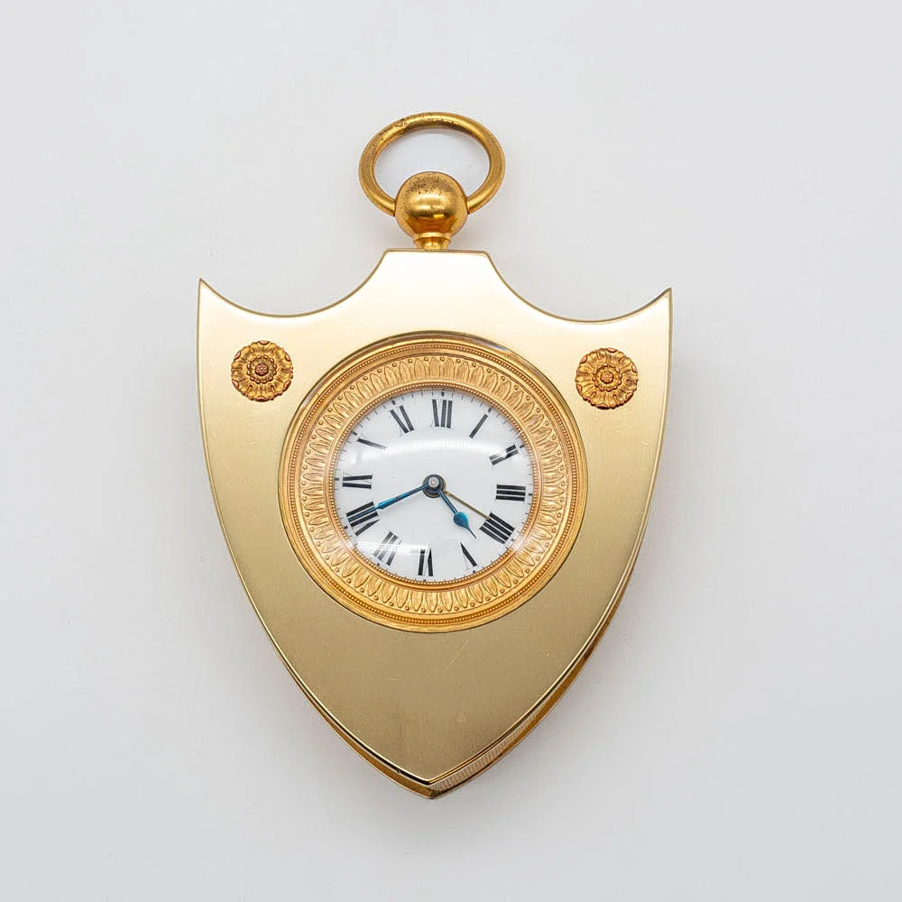 CHARLES VICTOR HOUR. OFFIZIERSUHR IM EMPIRE STIL, AUS DEM 19. JAHRHUNDERT, MIT WECKERFUNKTION, AUS BRONZE UND MESSING MIT FEUERVERGOLDUNG, EMAILLEZIFFERBLATT. — Mantel clocks — Kunst- und Auktionshaus Kleinhenz