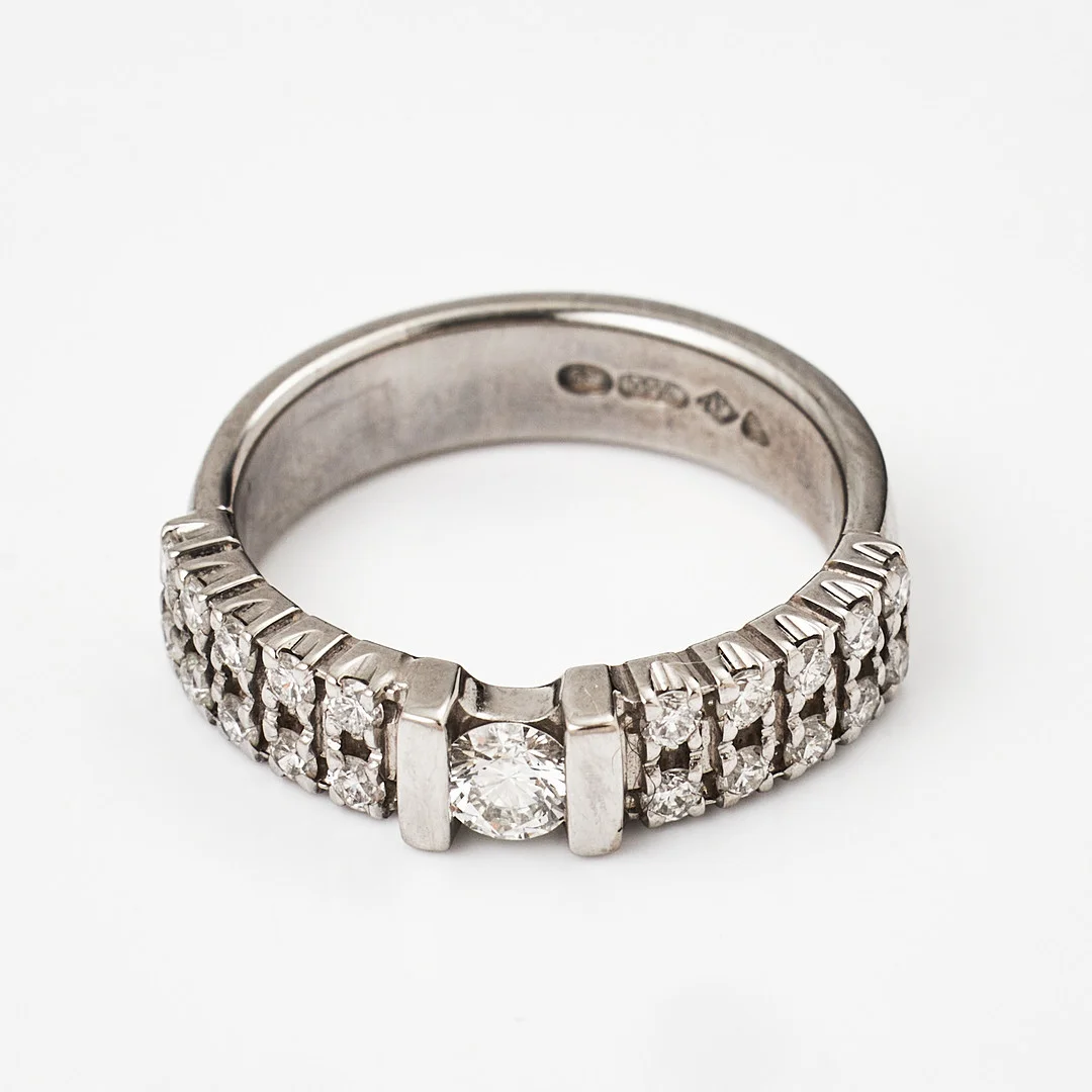 RING, 18 k vitguld, 21 briljanter totalt 0,58 ct., enligt gravyr, A.Tillander, Helsingfors 2006. — Rings — Stockholms Auktionsverk Magasin 5