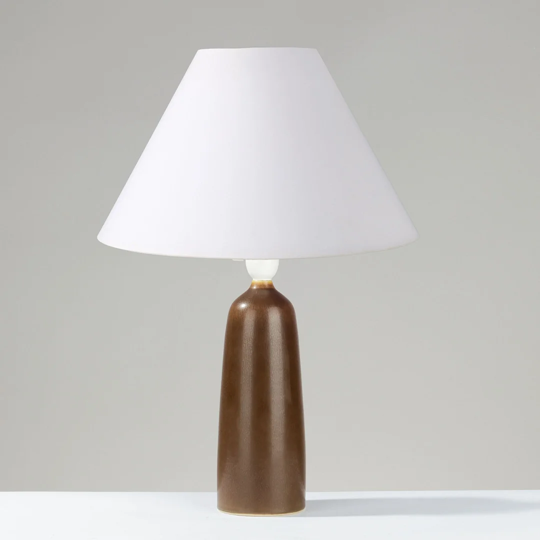 PER LINNEMAN-SCHMIDT (1948-72). Bordlampe af stentøj glaseret i brunt harepelsglasur, model DL17, Palshus, Danmark, 1950/60'erne. — Table Lamps — Palsgaard Kunstauktioner