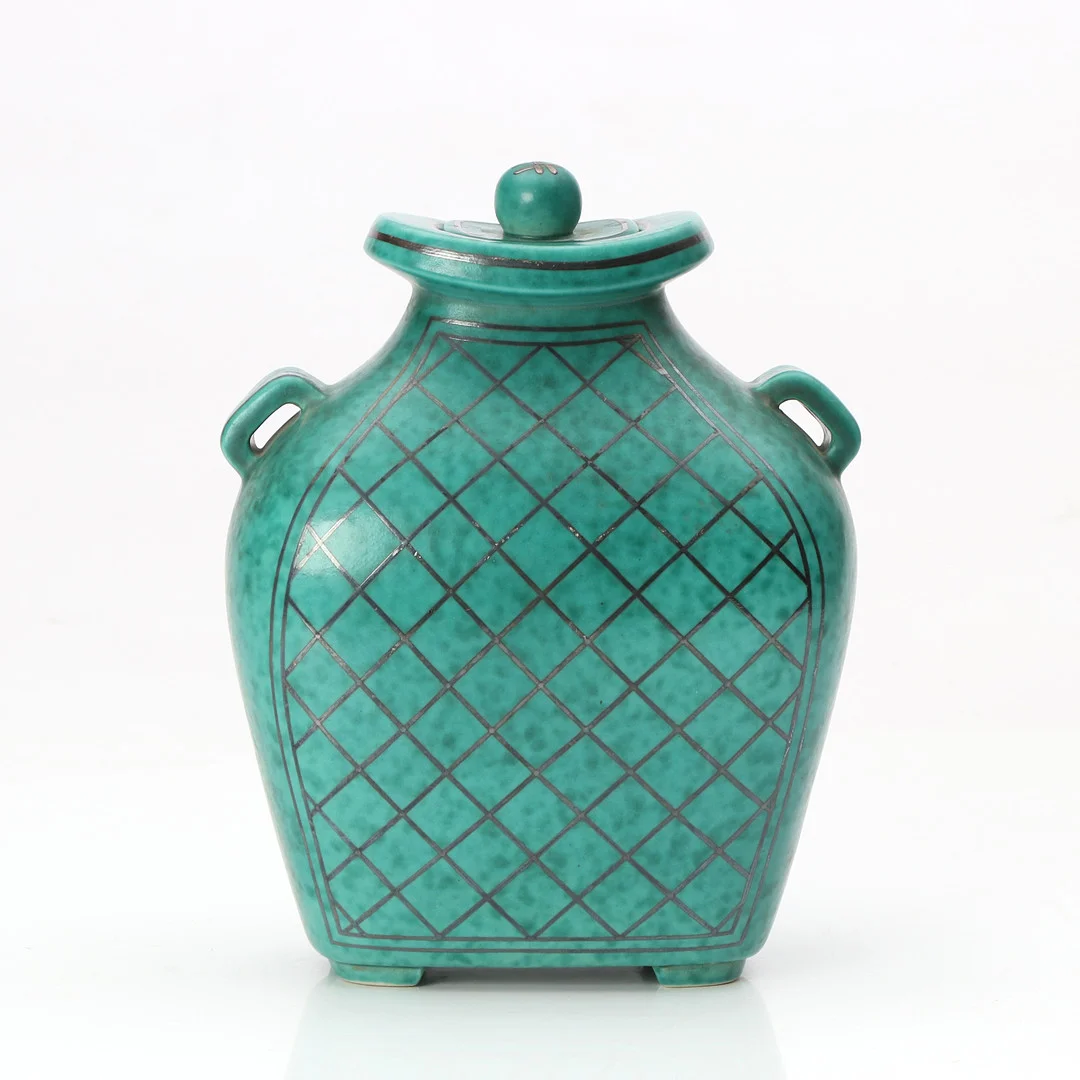 WILHELM KÅGE. LOCKURNA. Glaserat stengods med silverdekor. Gustavsberg, "Argenta". Märkt undertill. — European — Skånes Auktionsverk