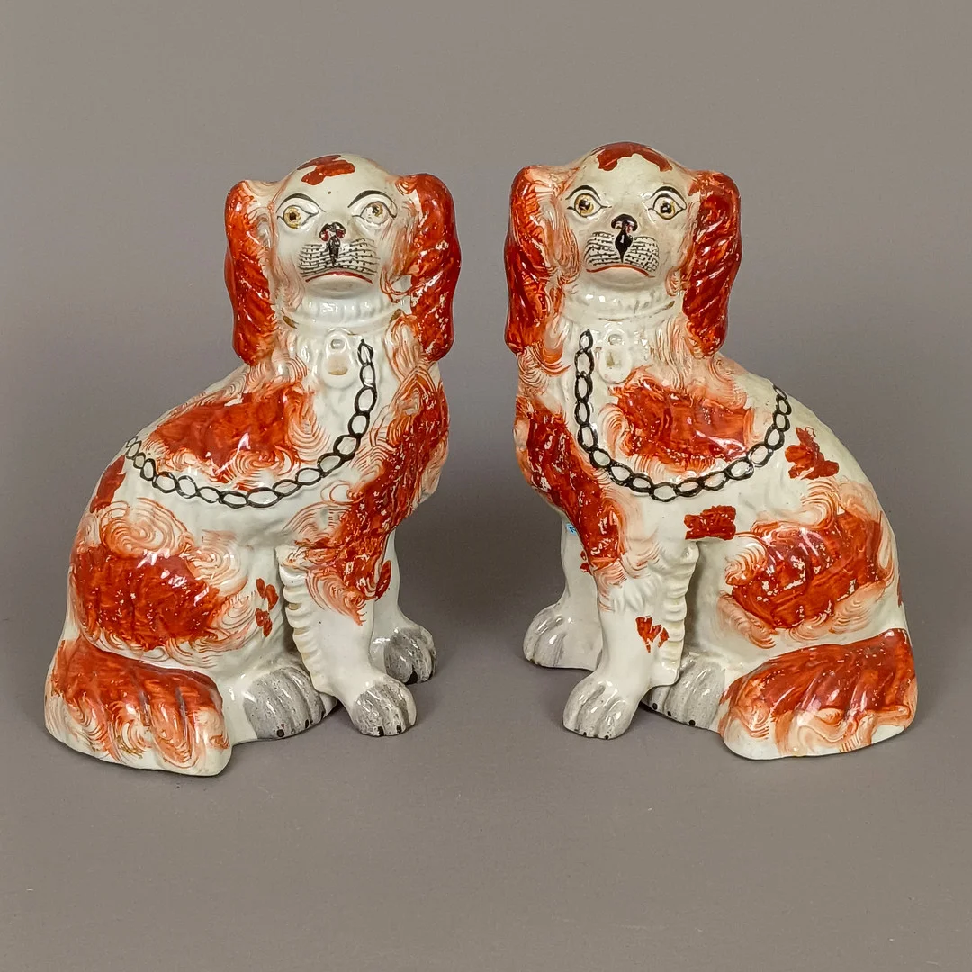 Ein Paar STAFFORDSHIRE-HUNDEFIGUREN SPANIELS - England, 2. Hälfte 19. Jh., Keramik. — European — Auktionshaus Blank