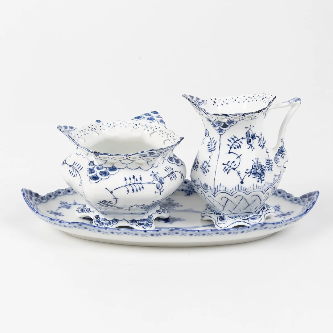 SERVERINGSSET, 3 delar, Musselmalet, hel / halvblond, Royal Copenhagen, modell 394, 1112, 613, porslin, 1:a sortering. — European — Stockholms Auktionsverk Helsingborg