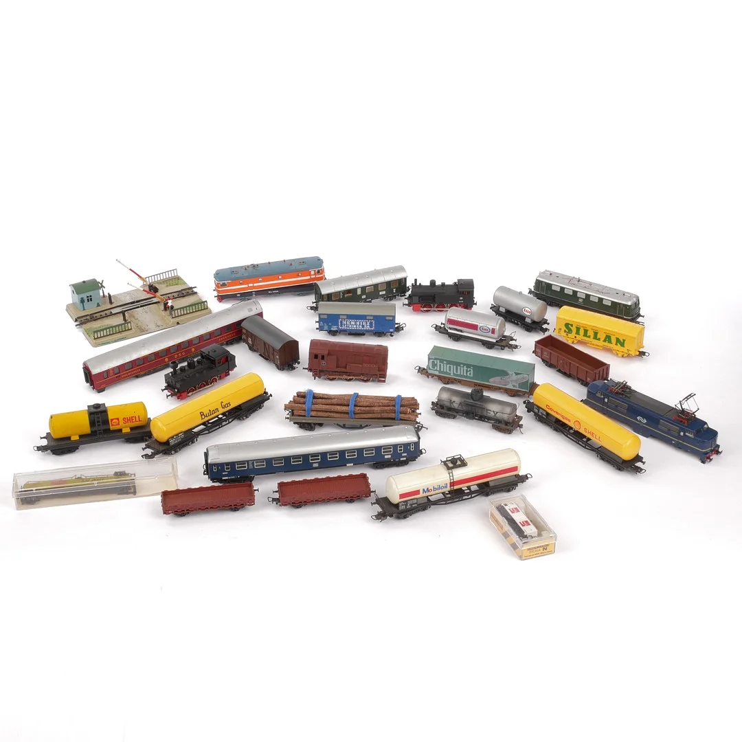 TÅG, VAGNAR mm, modelljärnväg, ca 27 st, främst Lima, även Märklin. — Model railways — Auktionsfirma Kenneth Svensson i Kalmar