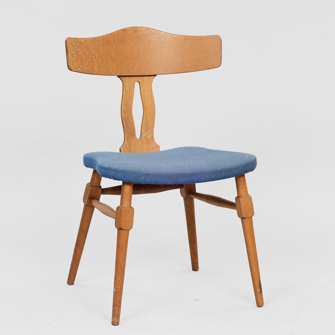 HENRY KJÆRNULF. TILSKREVET. Stol med stel af eg, sæde betrukket med blå uld, Danmark, 1960/70'erne. — Armchairs & Chairs — Palsgaard Kunstauktioner