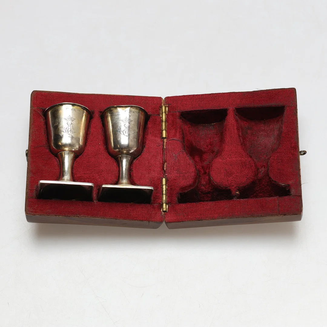 SUPKALKAR, ETT PAR, 1818-1819, bröllopsgåva till borgmästarinnan Anna Egnell, Gränna den 9/9 1874. — Silver — Gomér & Andersson Jönköping