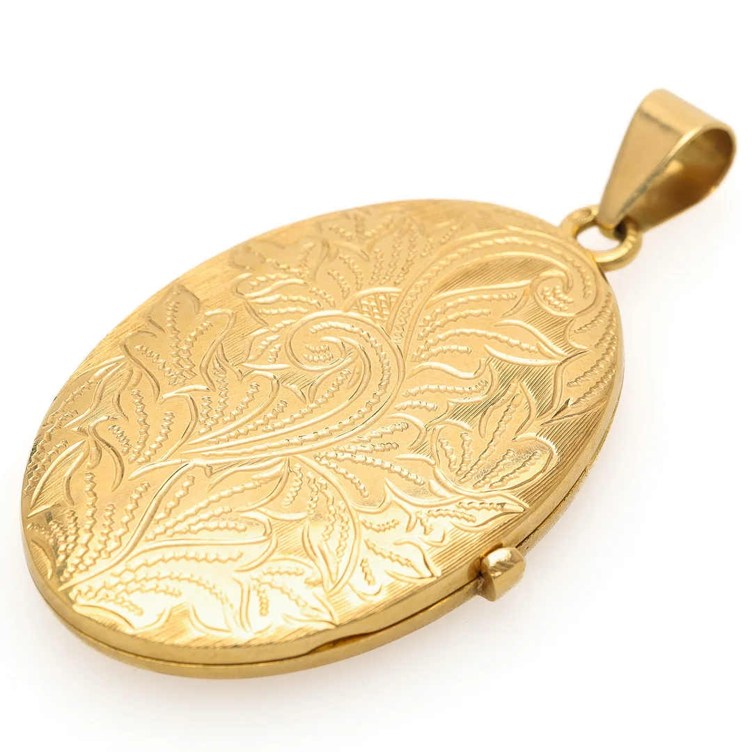 MEDALJONG, 18 k guld, graverad floristisk dekor. — Brooches & Pendants — Auktionsmagasinet Vänersborg