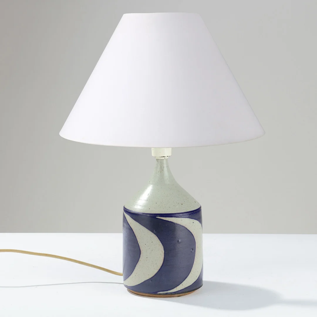 Bordlampe af glaseret stentøj, antageligt dansk formgiver, Danmark, ca. 1980'erne. — Table Lamps — Palsgaard Kunstauktioner