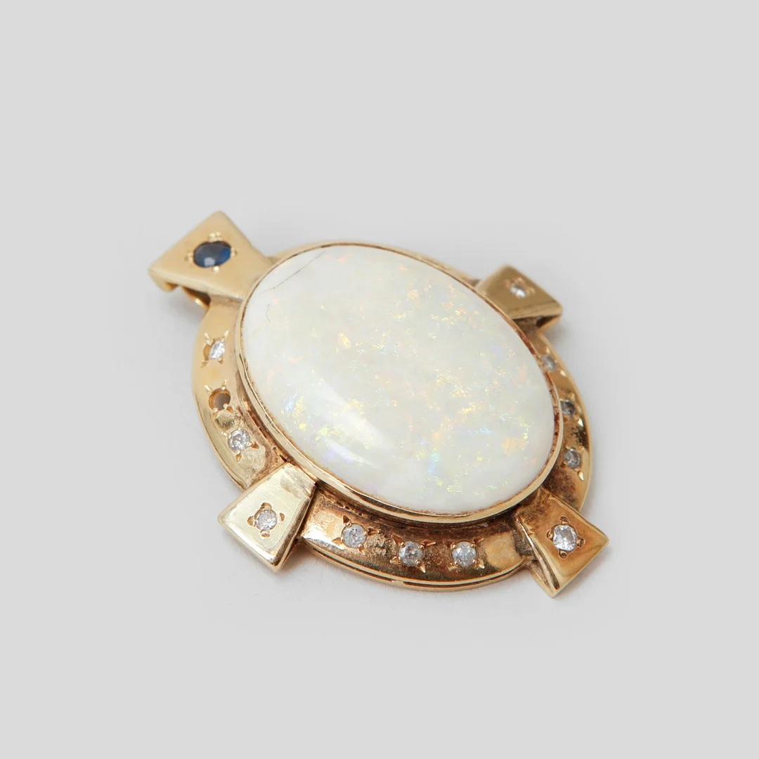 HÄNGE, 14k guld, cabochonslipad opal, safir samt diamanter, vikt ca 16 gram. — Brooches & Pendants — Göteborgs Auktionsverk