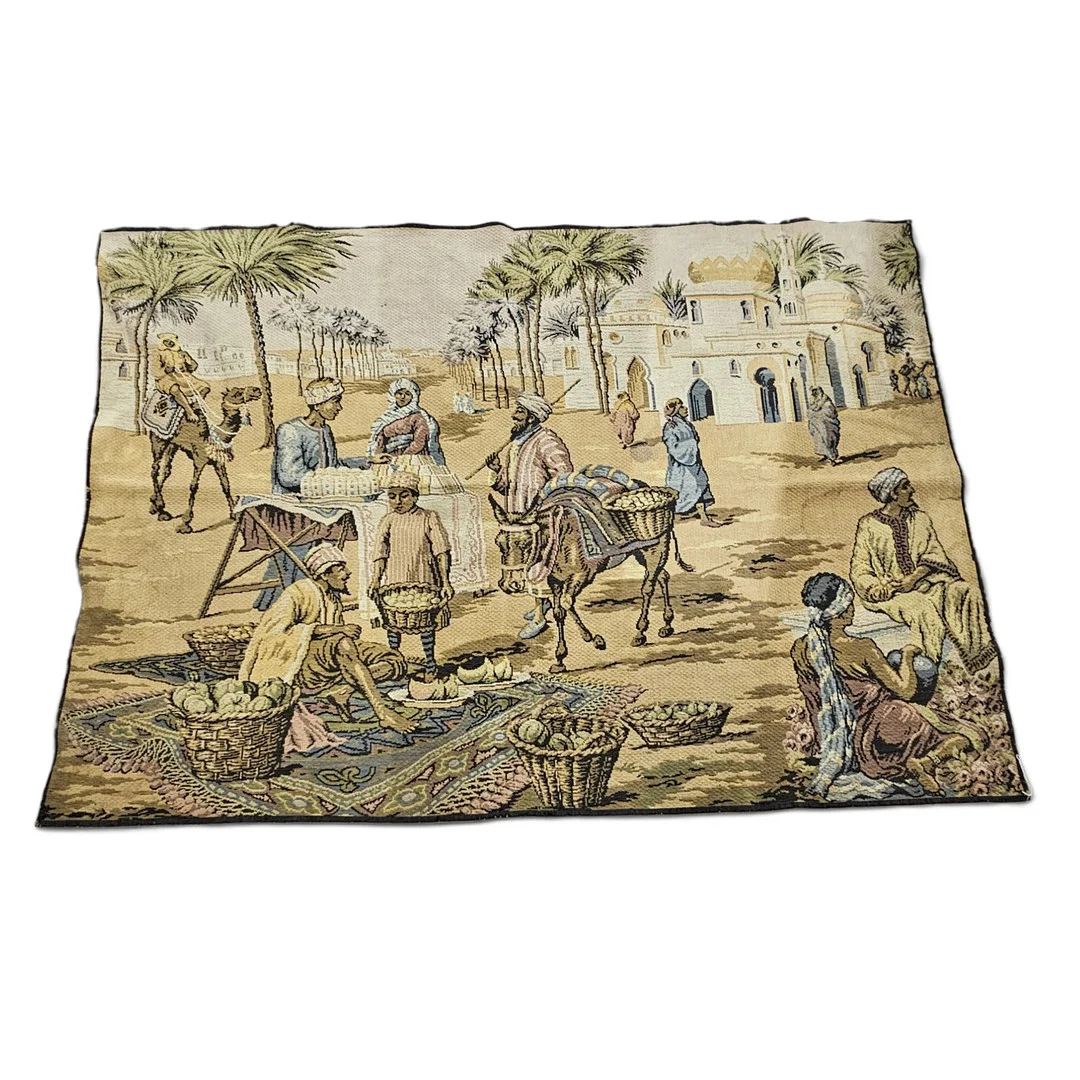 Tapíz con escena "Mercado Persa" en tonos suaves. — Carpets — Arce Auctions