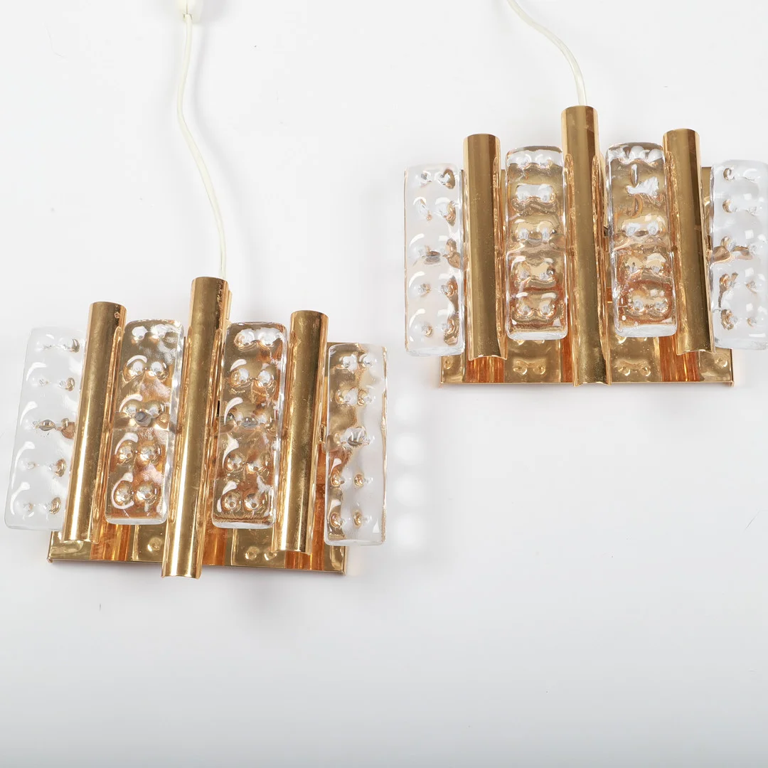 VÄGGLAMPOR, 1 par, "MPR.90-511", mässing och glas, 1900-talets andra hälft. — Wall Lights — Helsingborgs Auktionskammare