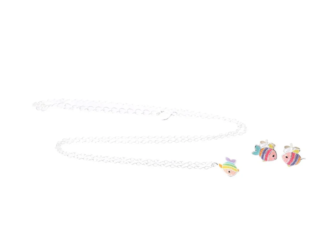 SMYCKESET, 1 hänge med kedja, 1 par örhängen, sterlingsilver, emalj, fiskar, stift, vikt ca 1,4 g. — Smycken/Smyckeset — Kaplans