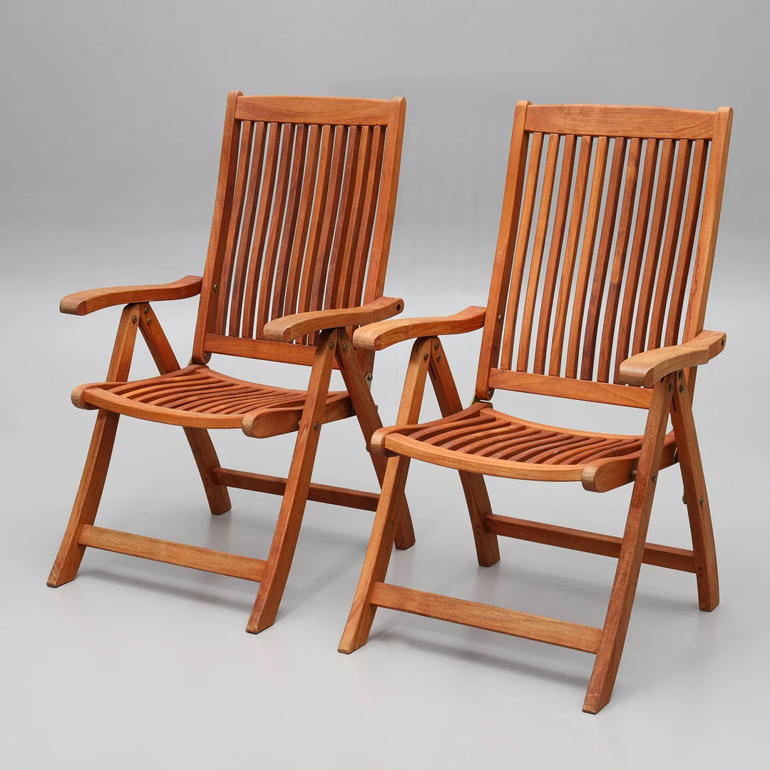 TRÄDGÅRDSSTOLAR, ett par, teak. — Garden — Auktionsmagasinet Vänersborg