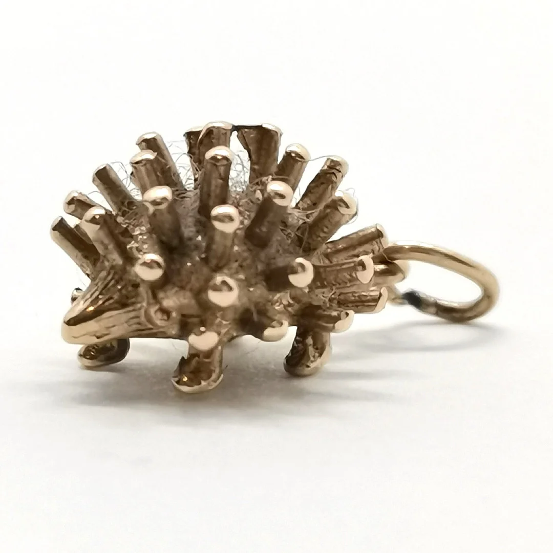 GOLD HEDGEHOG CHARM / PENDANT. — Brooches & Pendants — Acreman St Auctioneers & Valuers