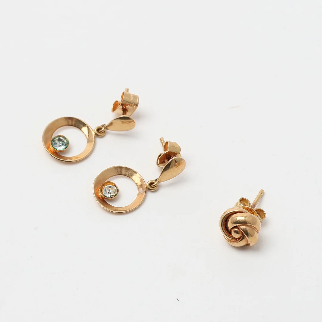 ÖRHÄNGEN, ett par samt ett udda, guld 18K. — Earrings — Uppsala Auktionskammare