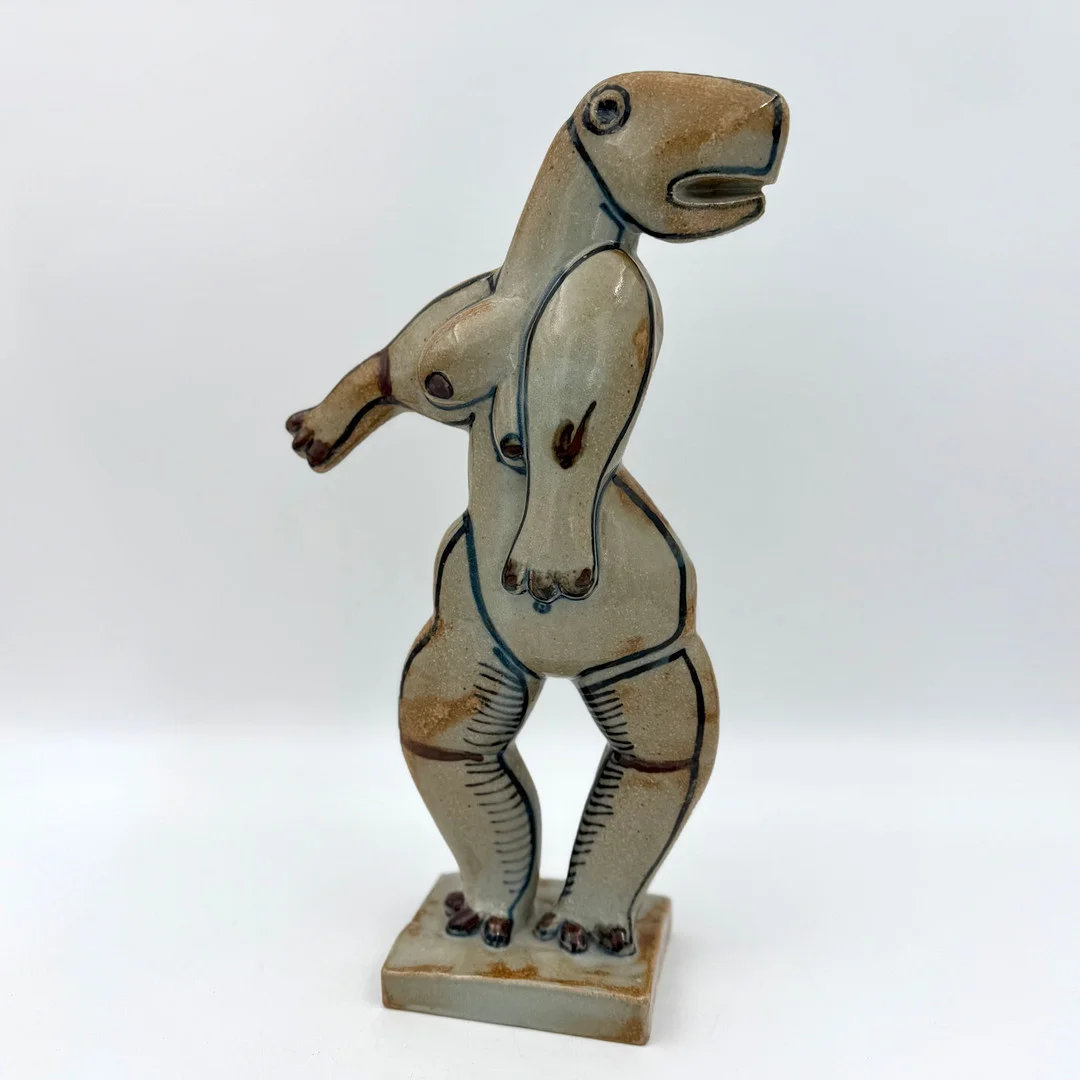 STEN LYKKE MADSEN (Danmark, född 1937). Skulptur, föreställande surrealistisk figur, glaserat stengods. Stämplad för Bing & Grøndahl, modellnummer 7043. — European — Skandia Auktion