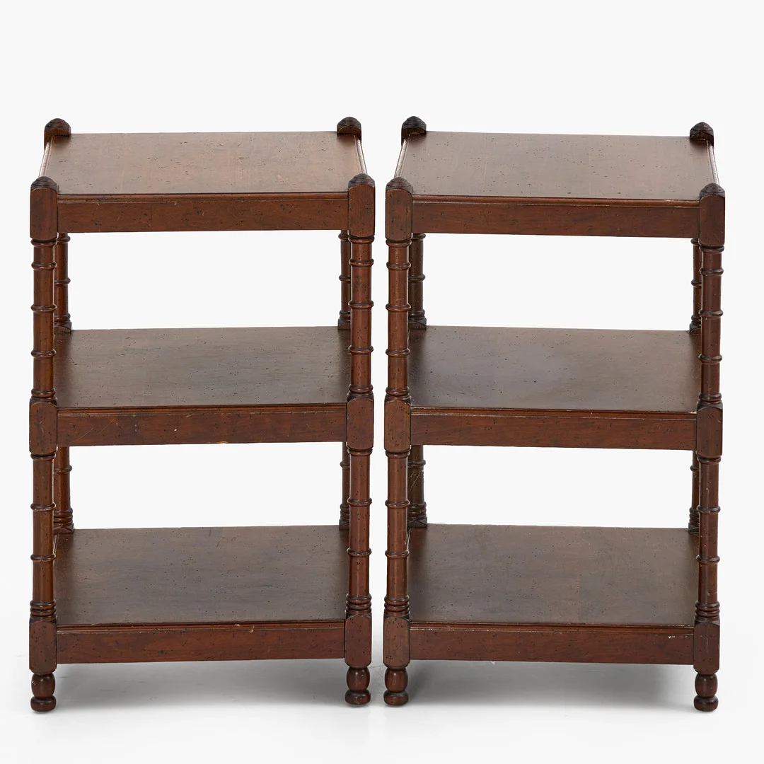 SÄNGBORD, ett par, engelsk stil, mahogny, svarvad dekor, The Kellogg Collection, USA, 19/2000-tal, brickmärkt. — Tables — Crafoord Auktioner Stockholm