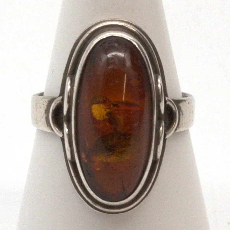 ANTIKER FISCHLAND RING, BERNSTEIN CABOCHON, 835 SILBER. — Rings — Kunst- und Auktionshaus Kleinhenz