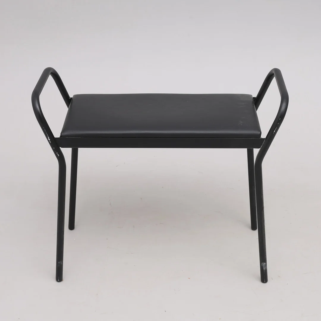LOUISE HEDERSTRÖM. PALL, SVARTLACKERAD METALL & LÄDER, "ANYONE", FÖR MAZE. — Other — Crafoord Auktioner Lund