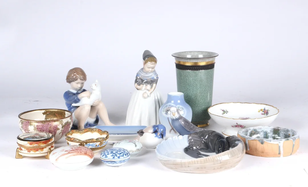 Royal Copenhagen etc. A collection of figurines, vase, ashtray and four Chinese lidded bowls. (16) — Glass, porcelain and ceramics/Other glass, porcelain and ceramics — Lauritz